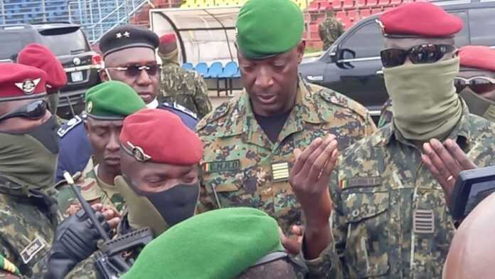 Mamady Doumbouya et ses proches au stade, le 28 septembre