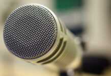 Des radios contre les armes Un microphone