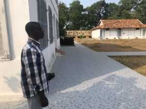 Pierre André Coly dans le musee