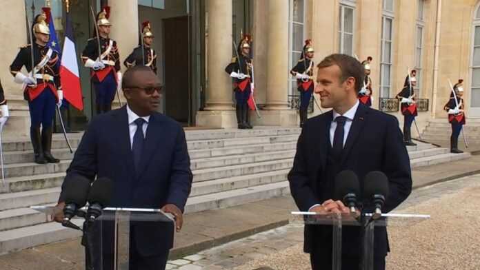 Umaro Sissoco Emballo de Guinée-Bissau et Emmanuel Macron de France (16 oct 21)