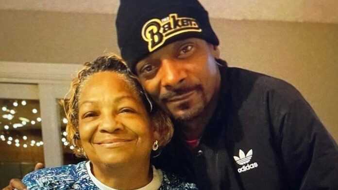 Snoop Dogg et sa mère Beverly Tate (25 oct 21)