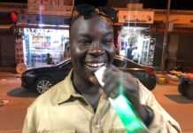 Sénégal : Aliou Guèye, le marchand qui imite Youssou Ndour, Wally Seck, Baaba Maal Aliou Guèye, marchand ambulant 10 nov 21