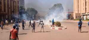 Face-à-face manifestants forces de l'ordre à Ouagadougou