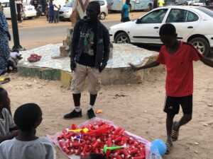 Abdou Faye devant son étal de sifflets