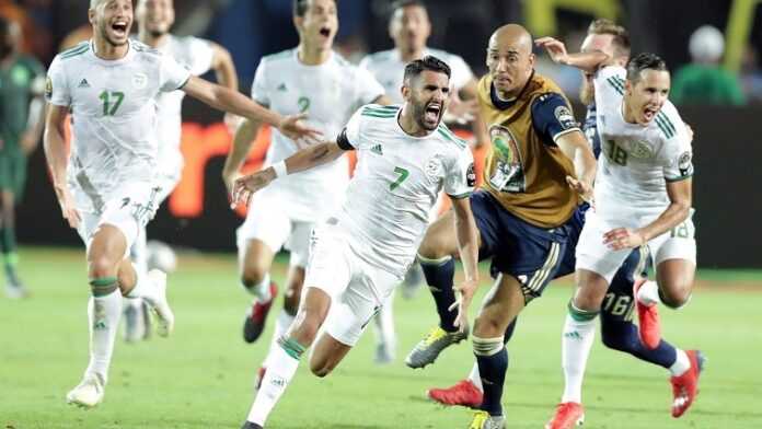 Mahrez et ses coéquipiers, après la victoire de l'Algérie sur le Nigeria (CAN 2019)