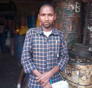 Alpha Moussa Diallo, vendeur d'huile de palme