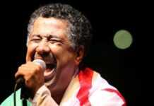 Cheb Khaled crie sa joie après le sacre des Fennecs : « Algérie mon amour » L chanteur Cheb Khaled avec le drapeau algérien