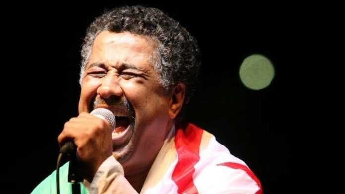 L chanteur Cheb Khaled avec le drapeau algérien