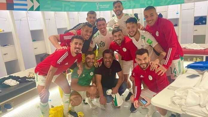 Cheb Khaled avec les joueurs algériens