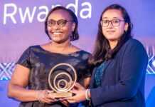 La Mauricienne Bibi Sharmeen Jugreet reçoit son trophée