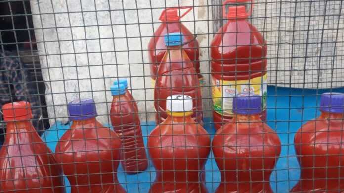 L'huile de palme conditionnée dans des bouteilles