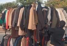 Froid à Dakar : les vendeurs de friperie se frottent les mains Vendeur de friperie à Dakar