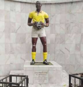 Ancienne statue de Samuel Mbappé Léppé ok bi