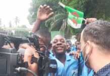 Des élèves du Cameroun avec le drapeau algérien