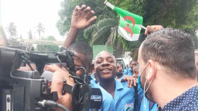 Des élèves du Cameroun avec le drapeau algérien