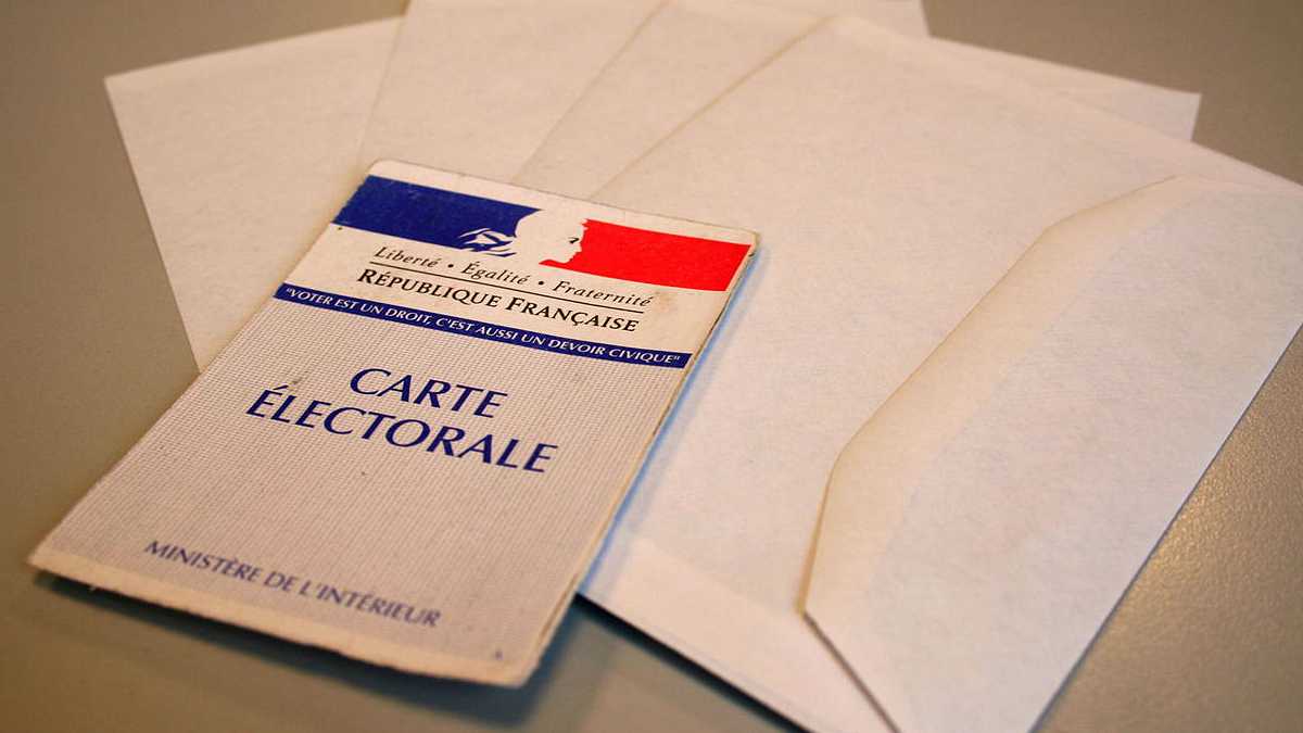 Une carte d'électeur et des enveloppes