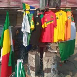 Etal de maillots à Douala