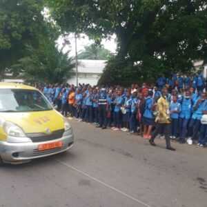 Les élèves du Lycée Joss guettent le cortège des joueurs algériens