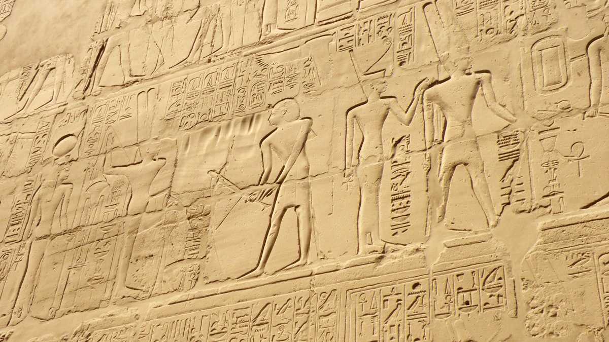 Un mur de hiéroglyphes en Egypte