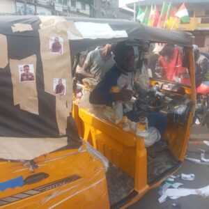 Oumar Kamado sur sa moto