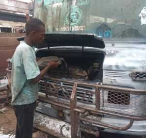 Ousseynou Mbengue remplit la radiateur