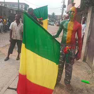 Supporter malien peint