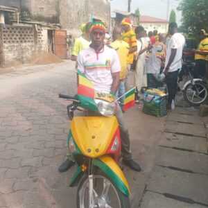 Supporter malien sur sa moto