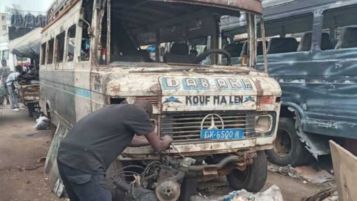 Un apprenti mécanicien avec le moteur