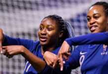 Aminata Diallo soutenue par l’équipe de France de football Marie-Antoinette Katoto et Kadidiatou Diani dédicace pour Aminata Diallo.