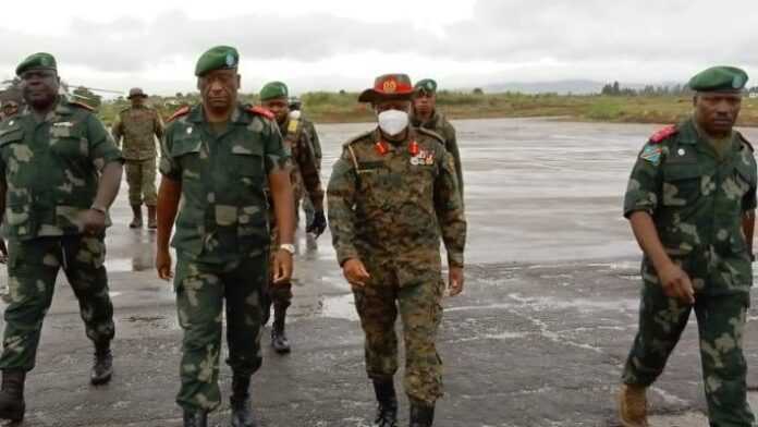 Des gradés de l'Armée ougandaise