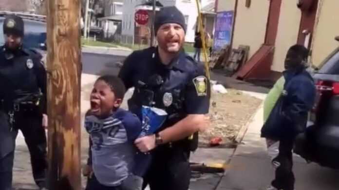 Police embarque enfant ok