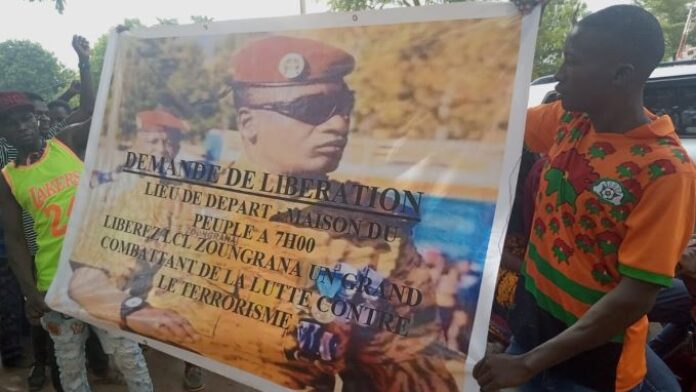 Les manifestants au Burkina