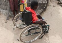Journée de l’enfant africain : comment défendre les handicapés ? Un garçon dans un fauteuil roulant