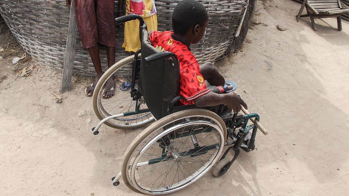 Un garçon dans un fauteuil roulant