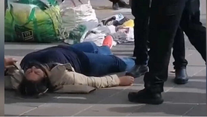 Femme Hirak Place de la République Paris