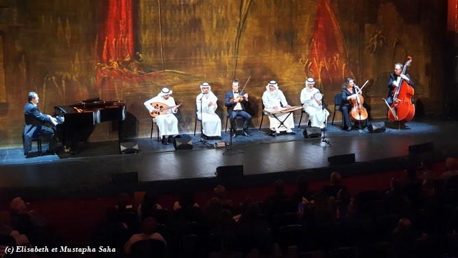 Amine Kouider au piano avec des éléments de l’Ensemble Musical Saoudien et de l’Orchestre Philarmonique International de Paris