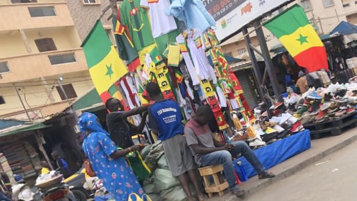 Vendeur de gadgets à Colobane, Dakar