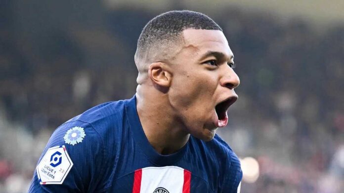 Kylian Mbappé, attaquant des bleus