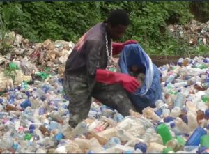 L'artiste collecte des déchets plastiques