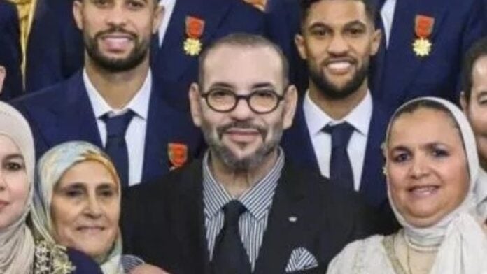 Mohammed VI et les mamans des joueurs