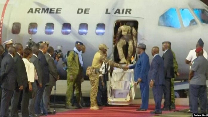 Alassane Ouattara accueille les soldats ivoiriens