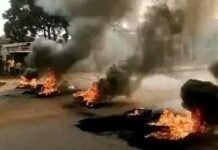 Des pneus brûlés dans les rues de Conakry