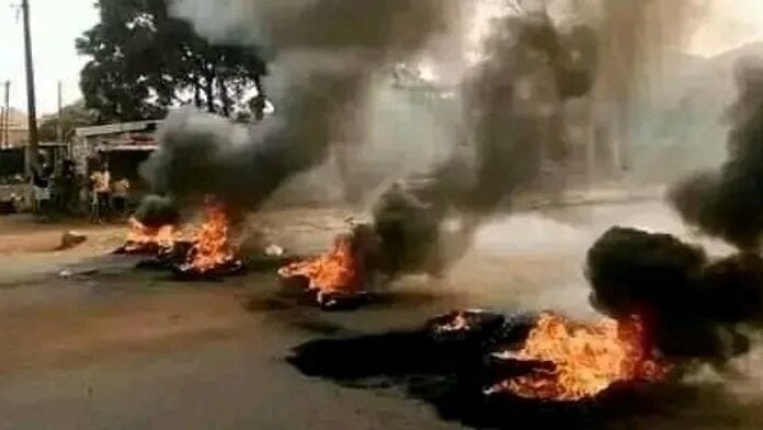 Des pneus brûlés dans les rues de Conakry