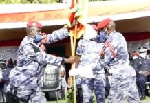 Remise du drapeau aux policiers