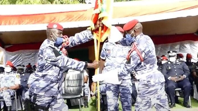 Remise du drapeau aux policiers