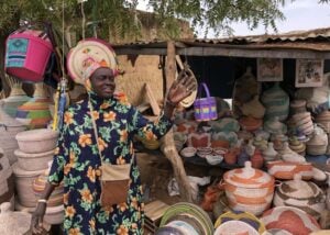 Fatou Tine, devant son étal