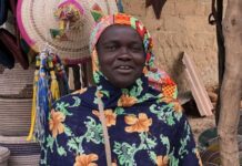 Fatou Tine, vendeuse d'objets d'art