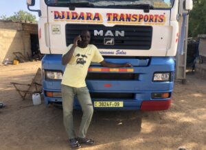 Mohamed Maïga, devant son camion