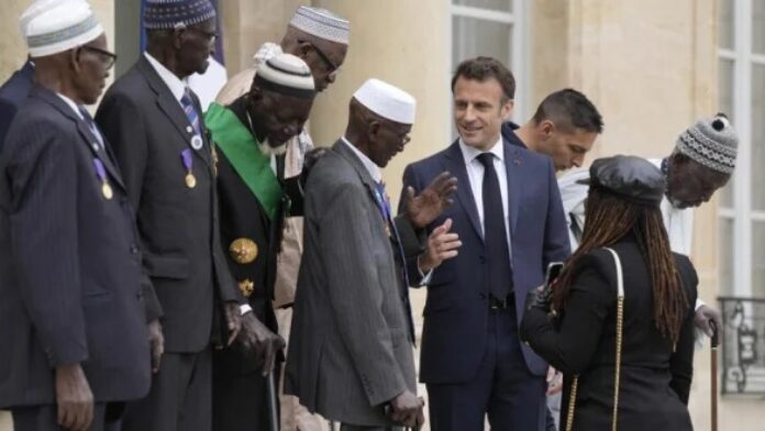 Le Président français, Emmanuel Macron, reçoit les tirailleurs sénégalais