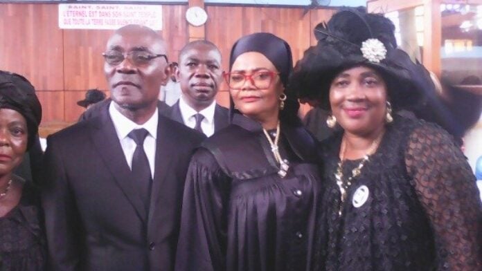 Le couple Ngué et quelques collègues